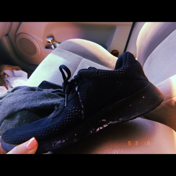 Black nikes — price is negotiable - Picture 2 of 3